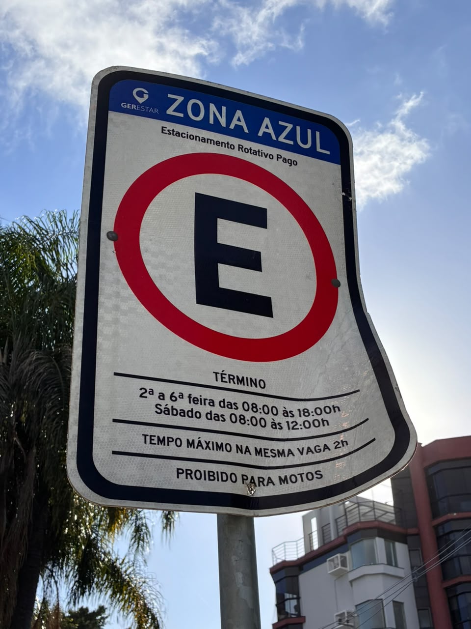 Estacionamento rotativo em Criciúma gera questionamentos após motoristas relatarem multas logo pela manhã.