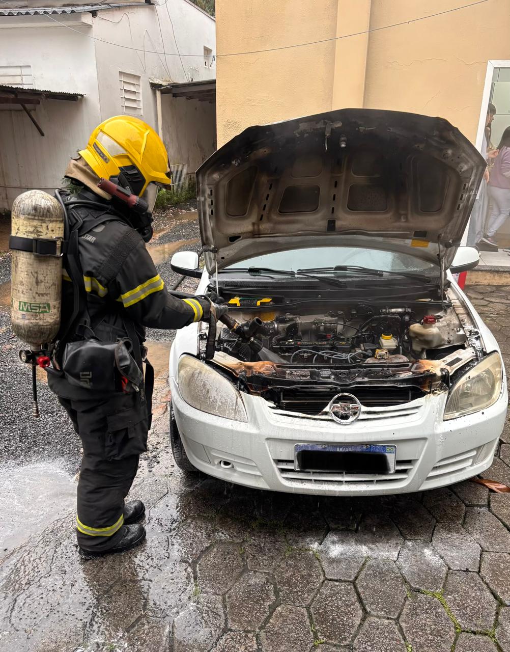 Princípio de incêndio atinge veículo no Centro de Criciúma nesta manhã.