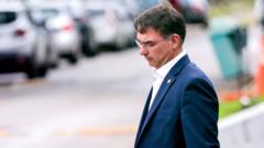 Quais seriam os caminhos possíveis para Flávio Bolsonaro ficar legalmente nos EUA